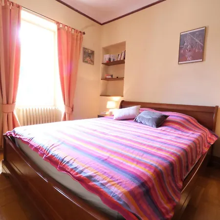 Pleasant With Swimming Pool, In Moules, Near Arles, Between The Camargue And The Alpilles - 6 People بيت للعطل